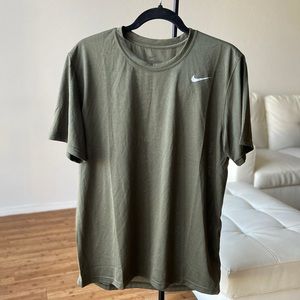 NEW with tags Nike Men’s short sleeve Tee size M in Olive